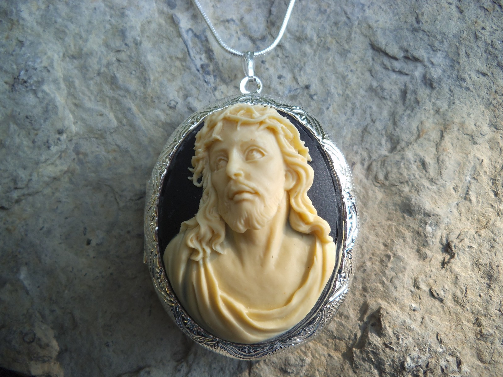 JESUS CAMEO LOCKET NECKLACE – CROWN OF THORNS – CHRISTMAS, EASTER, GIFT