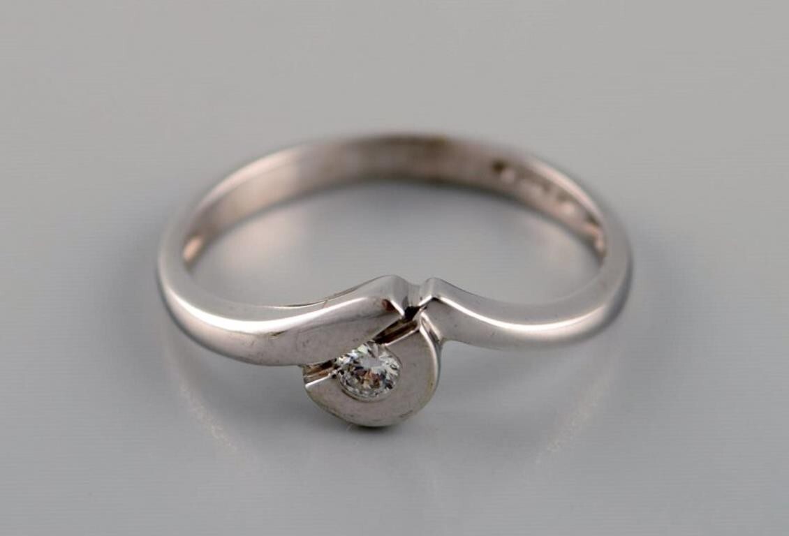 Ring in 9 carat white gold adorned with cubic zirconia. 21st Century.