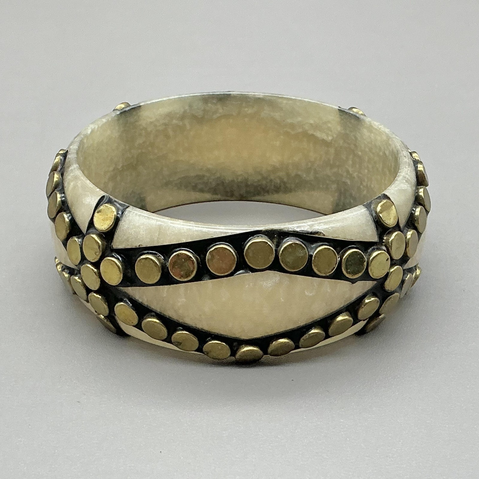 Bracelet White Beige Gold Tone Studded Bangle Womens 7 Inch Fashion Jewelry