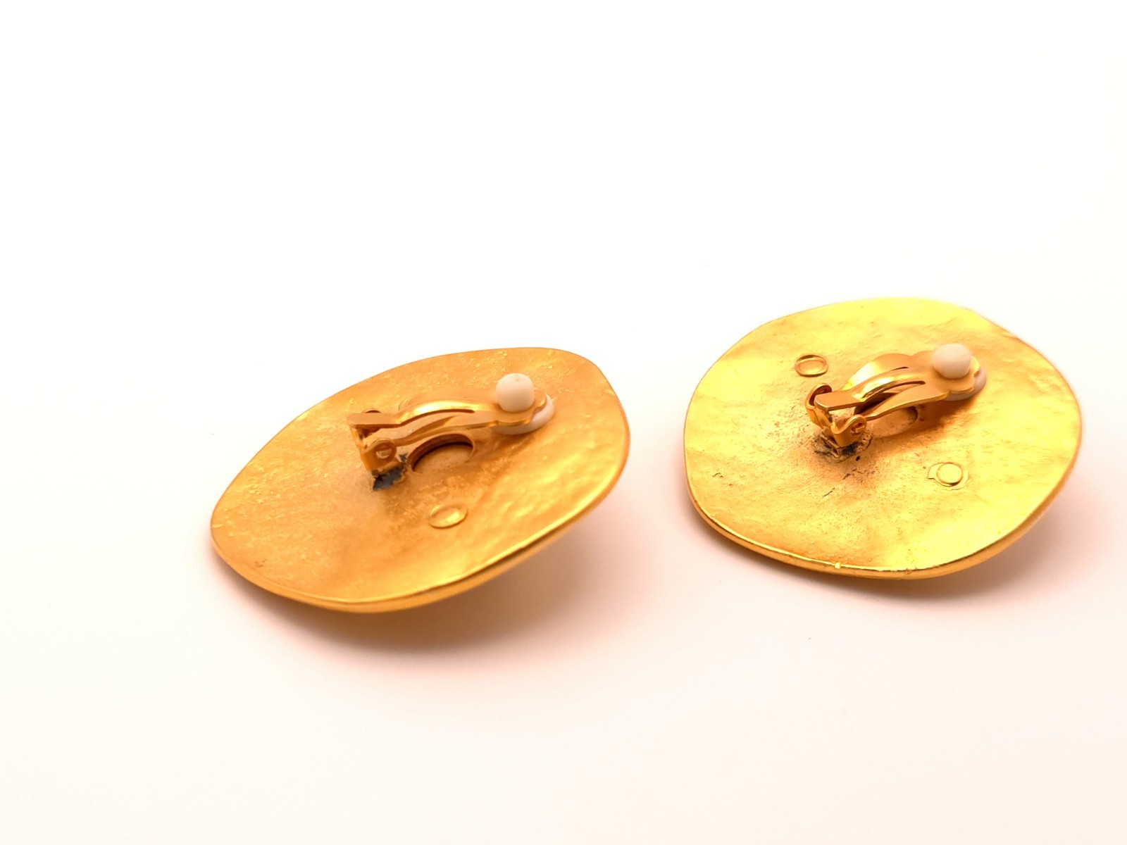 Les Bernard Hammered Gold Disc Necklace & Clip-On Earrings Set Blue Red Green