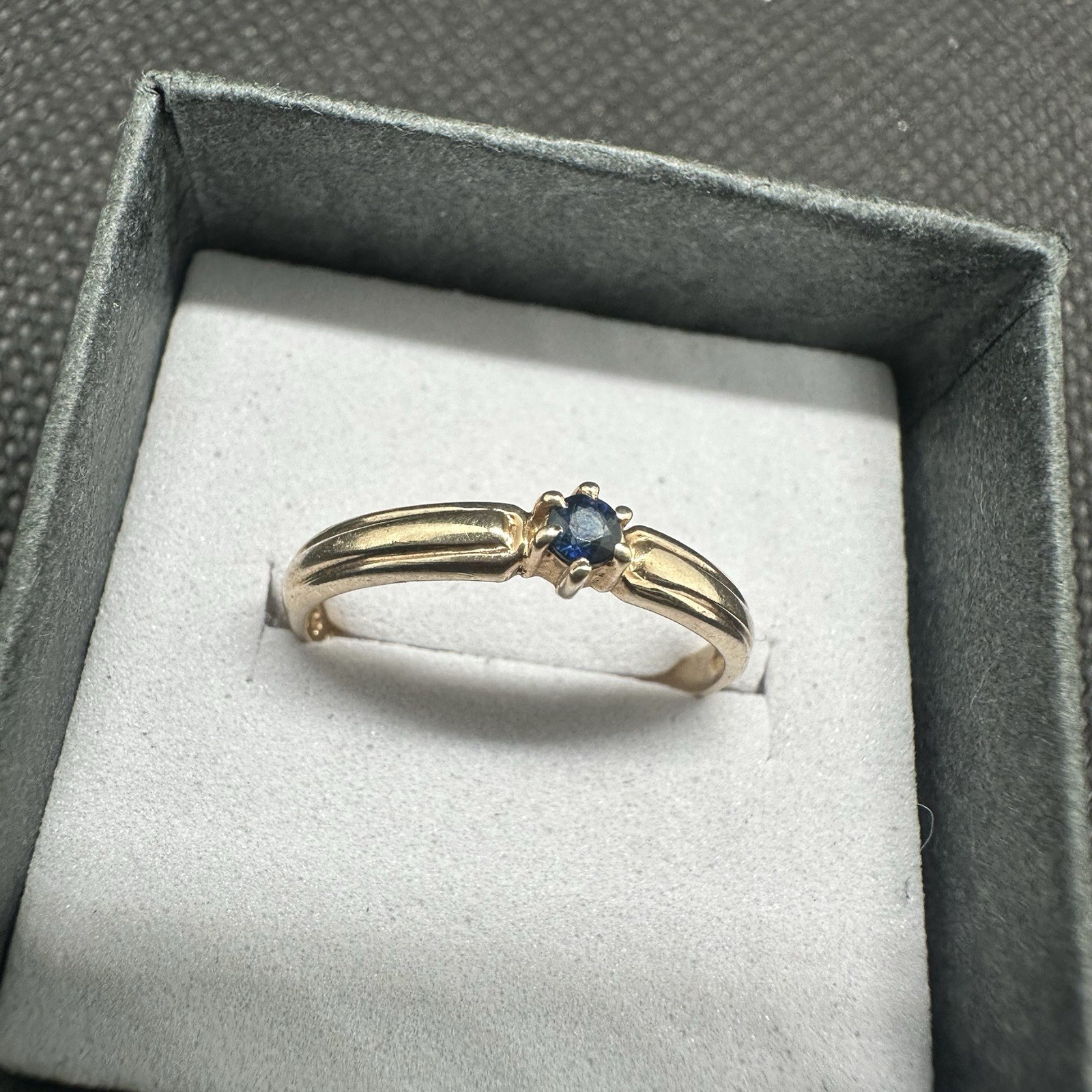 Vintage Solid 9ct 9K Carat Yellow Gold 375 Dainty Blue Sapphire Ring, size 5.75
