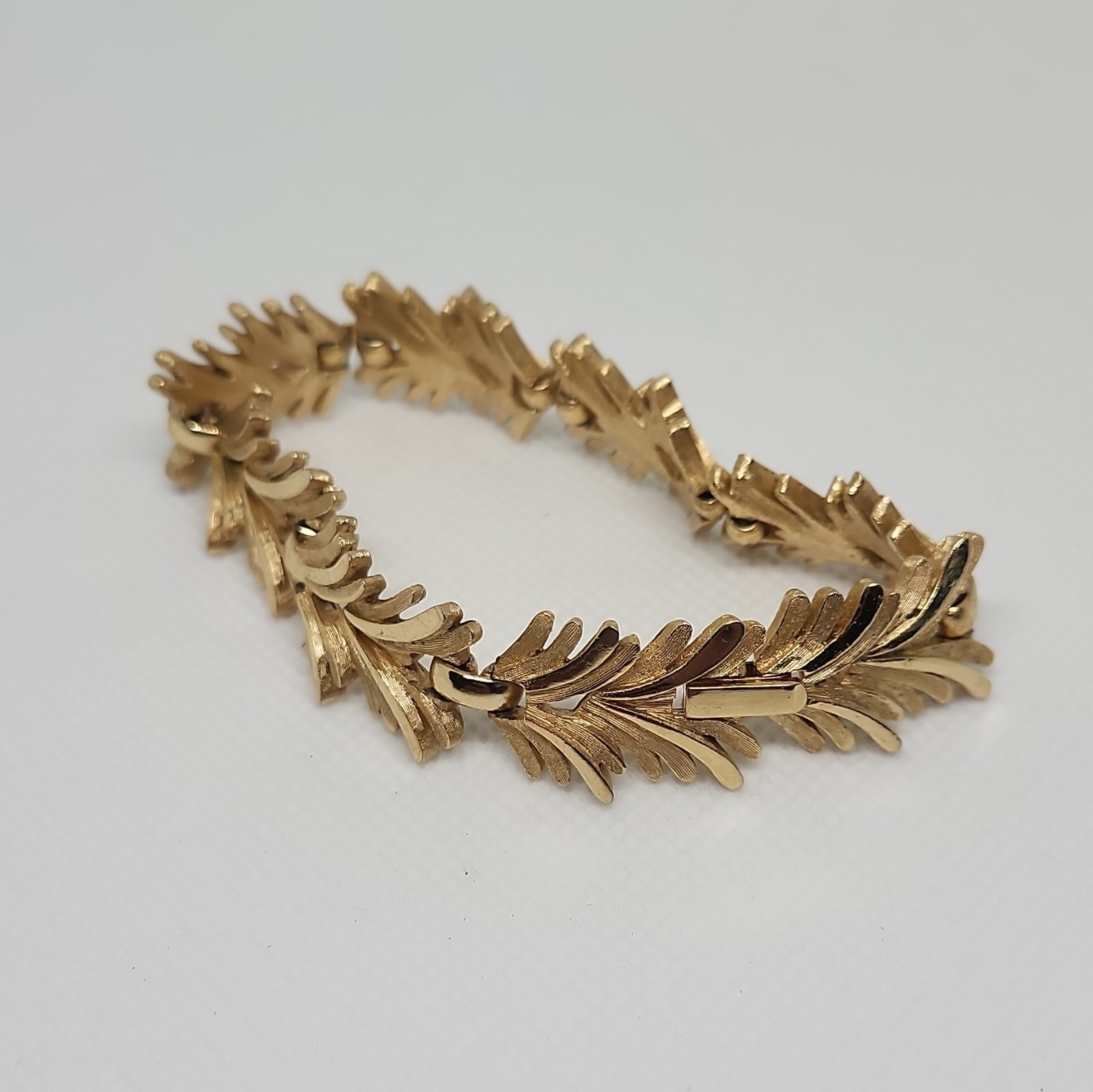 Vintage Crown Trifari Leaf Link Brush Shiny Gold Tone Beautiful Bracelet