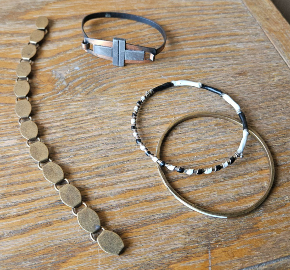 BRACELET / BANGLE LOT. MIXED MATERIALS. MODERN / VINTAGE