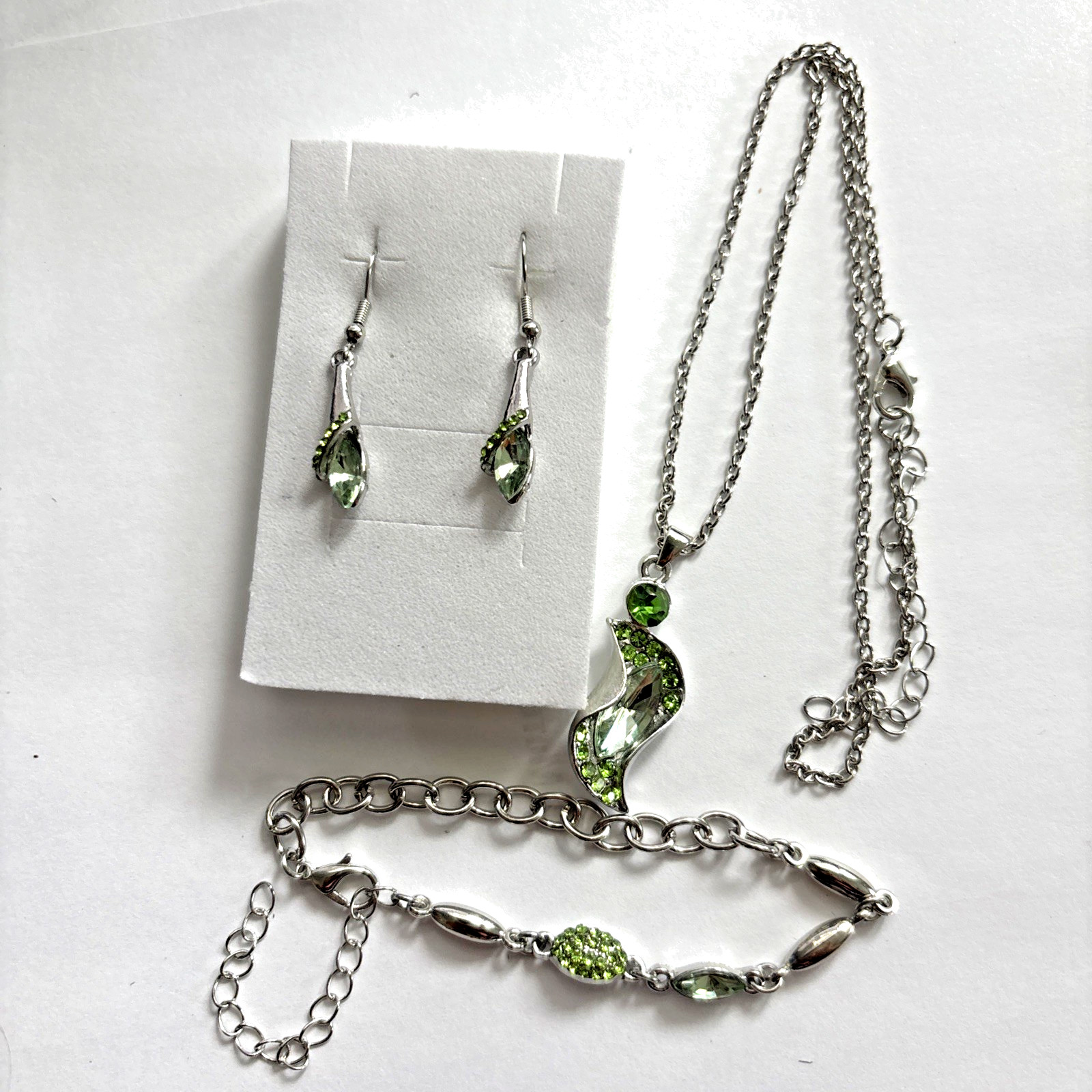 Set of Necklace Dangle Earrings & Bracelet Emerald sparkling, Chuns Fashion