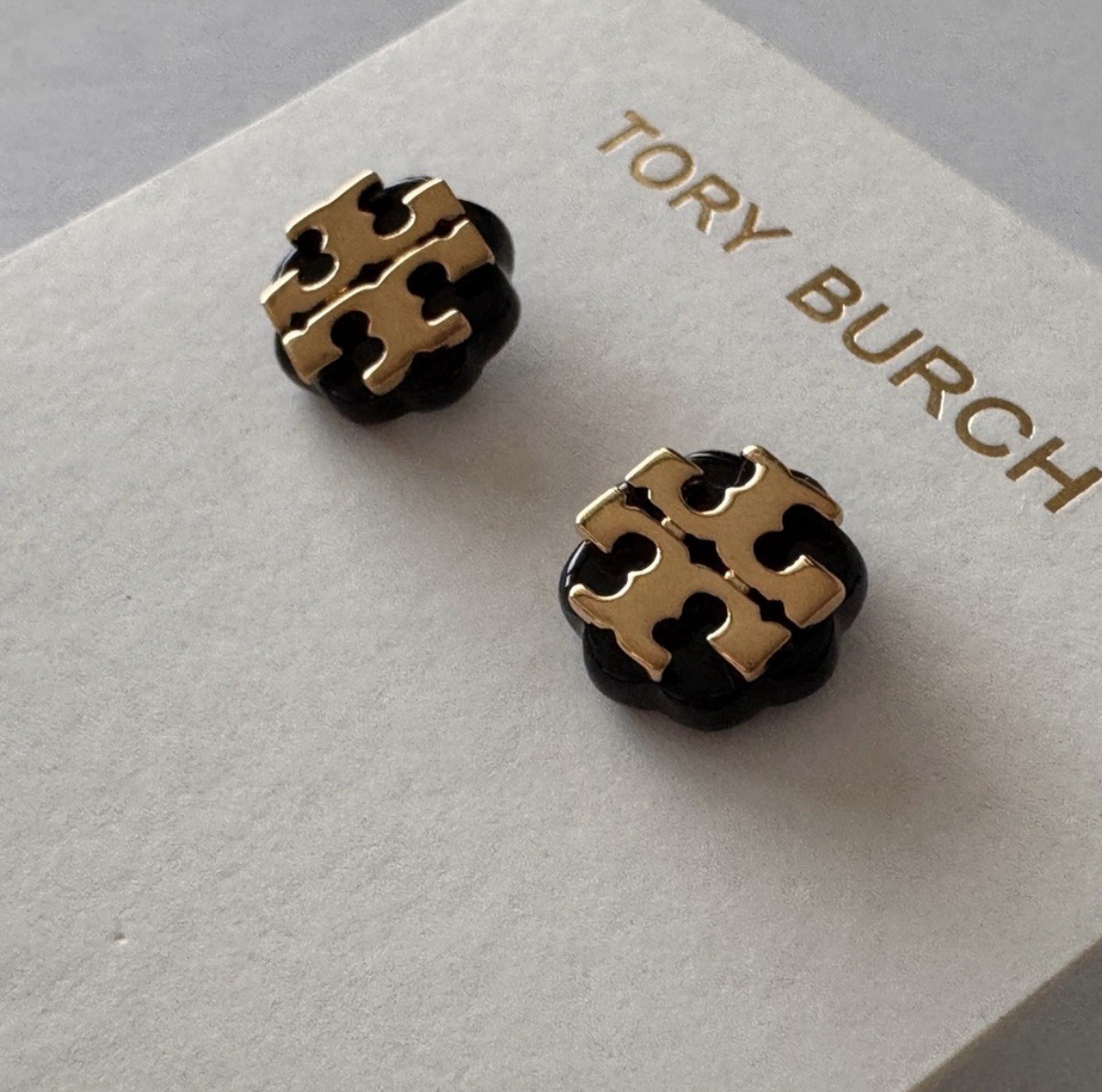 Tory Burch Signature Logo Flower Resin Stud Earrings – Black/Gold. New!