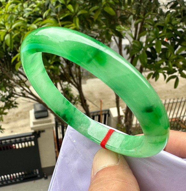 Grade A Natural Green Jadeite Bangle Icy Vivid Green Fine Jewelry Bracelet 59mm