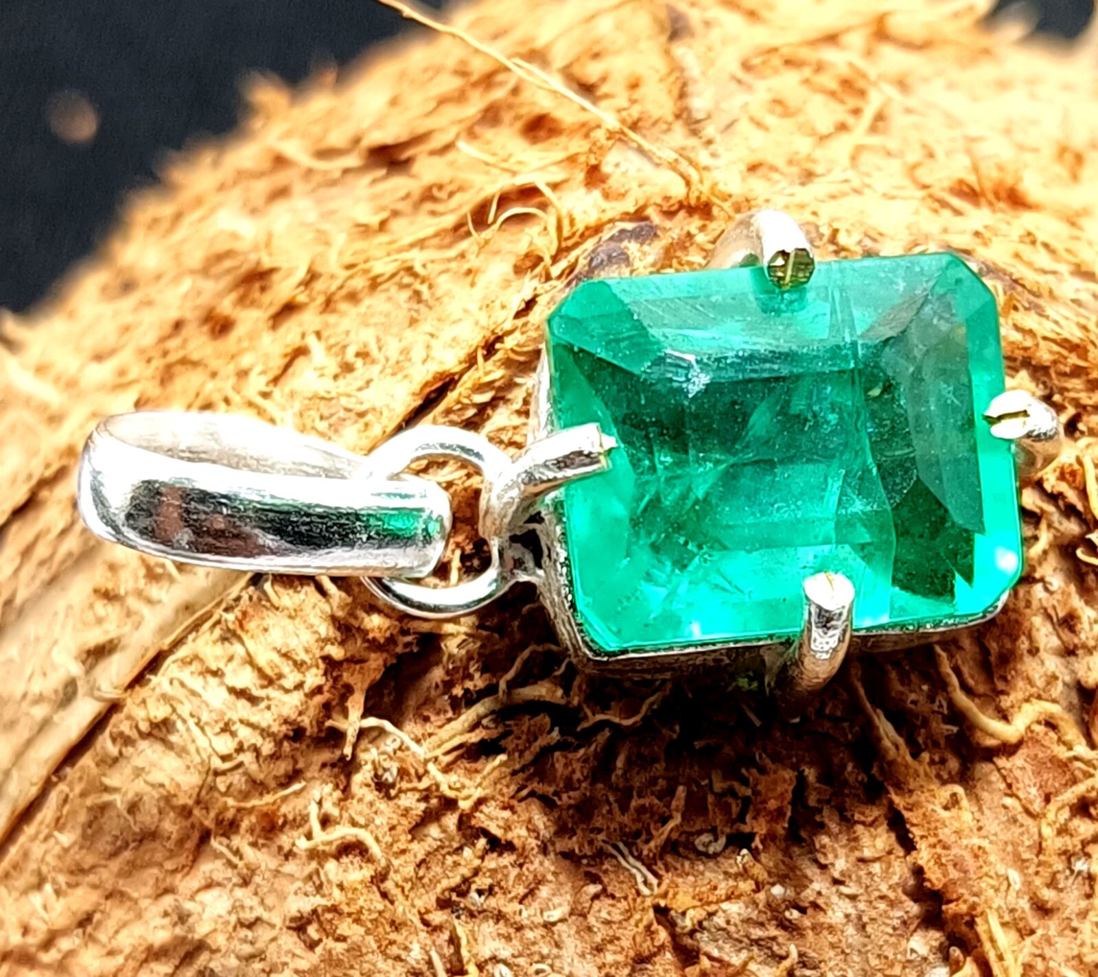 Certified 19.60 Ct Stunning Emerald 925 Solid Silver Emerald CutPendant Gemstone