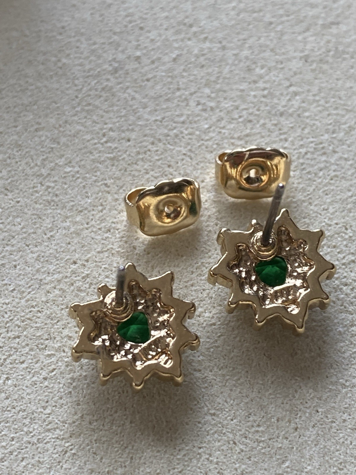 Vintage Gold Tone Emerald Green Heart Halo Cluster Stud Earrings Starburst