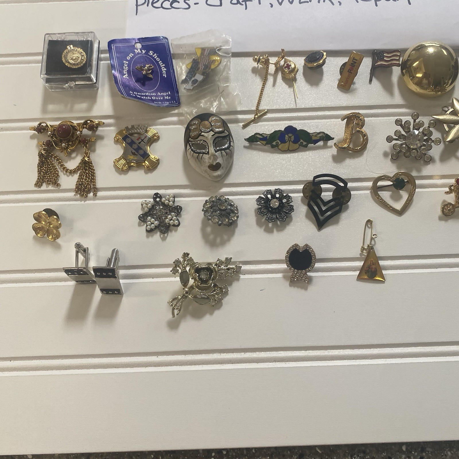 31 Pc Vintage Brooch Pin Lot Mixed Alloy All Different Estate Some Missing Gems
