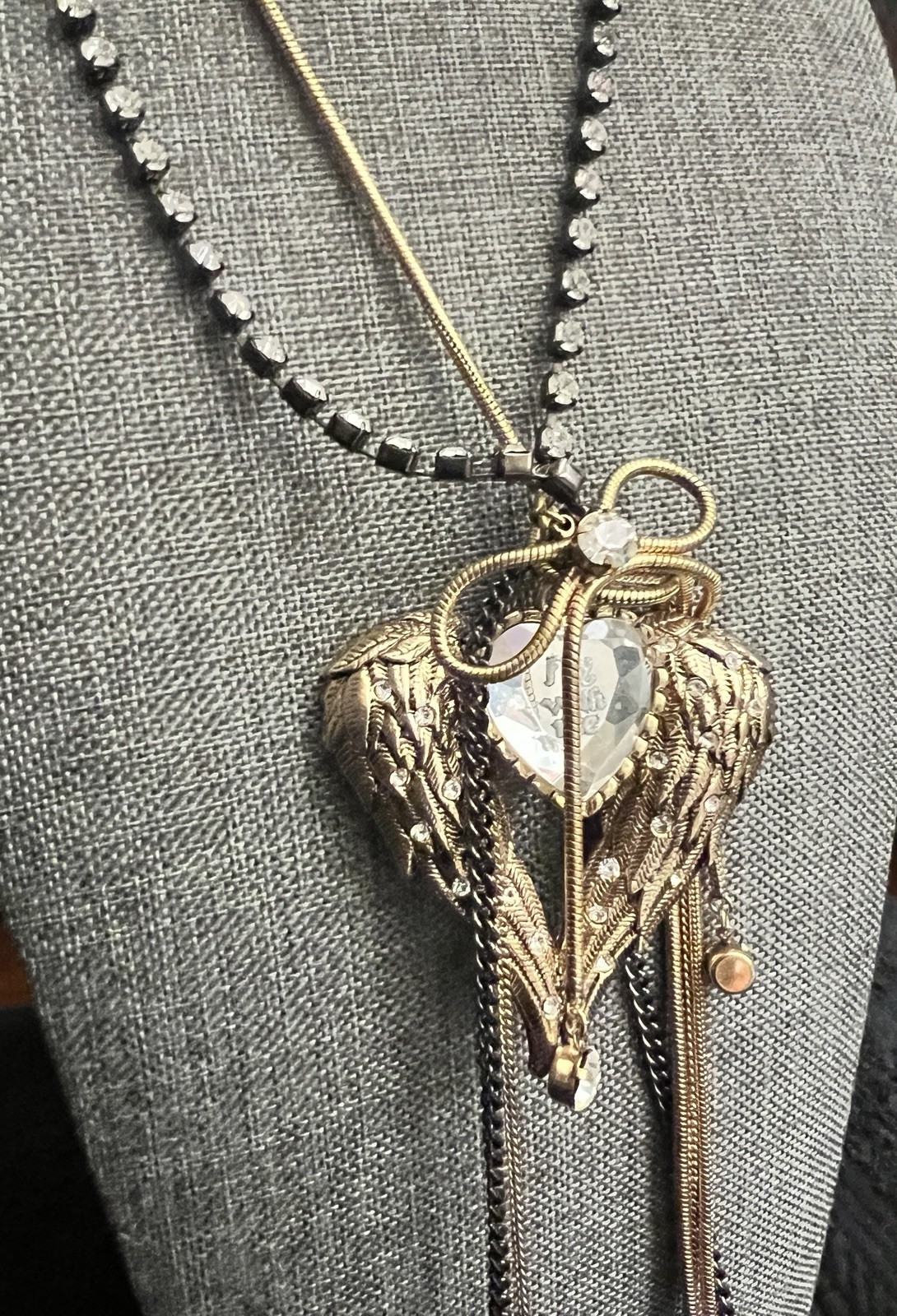 RARE BETSEY JOHNSON FLY WITH ME GOLD ANGEL WINGS CRYSTAL HEART NECKLACE W/BOW