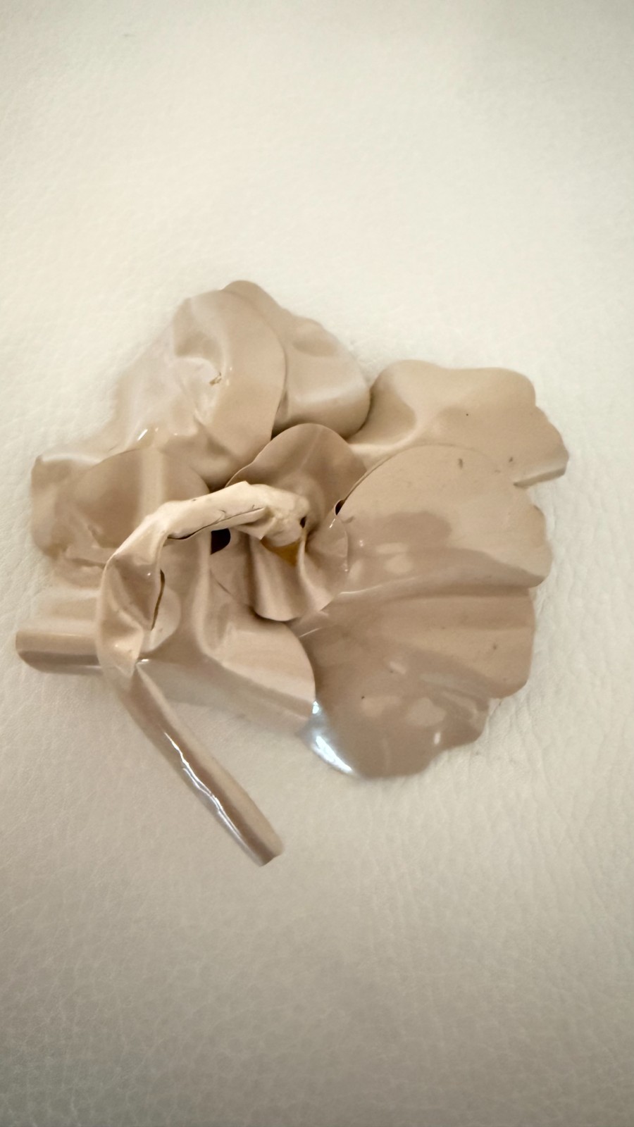 VINTAGE VEGAN LEATHER CAMELLIA FLOWER BROOCH PIN NEUTRAL MINIMALIST CHIC