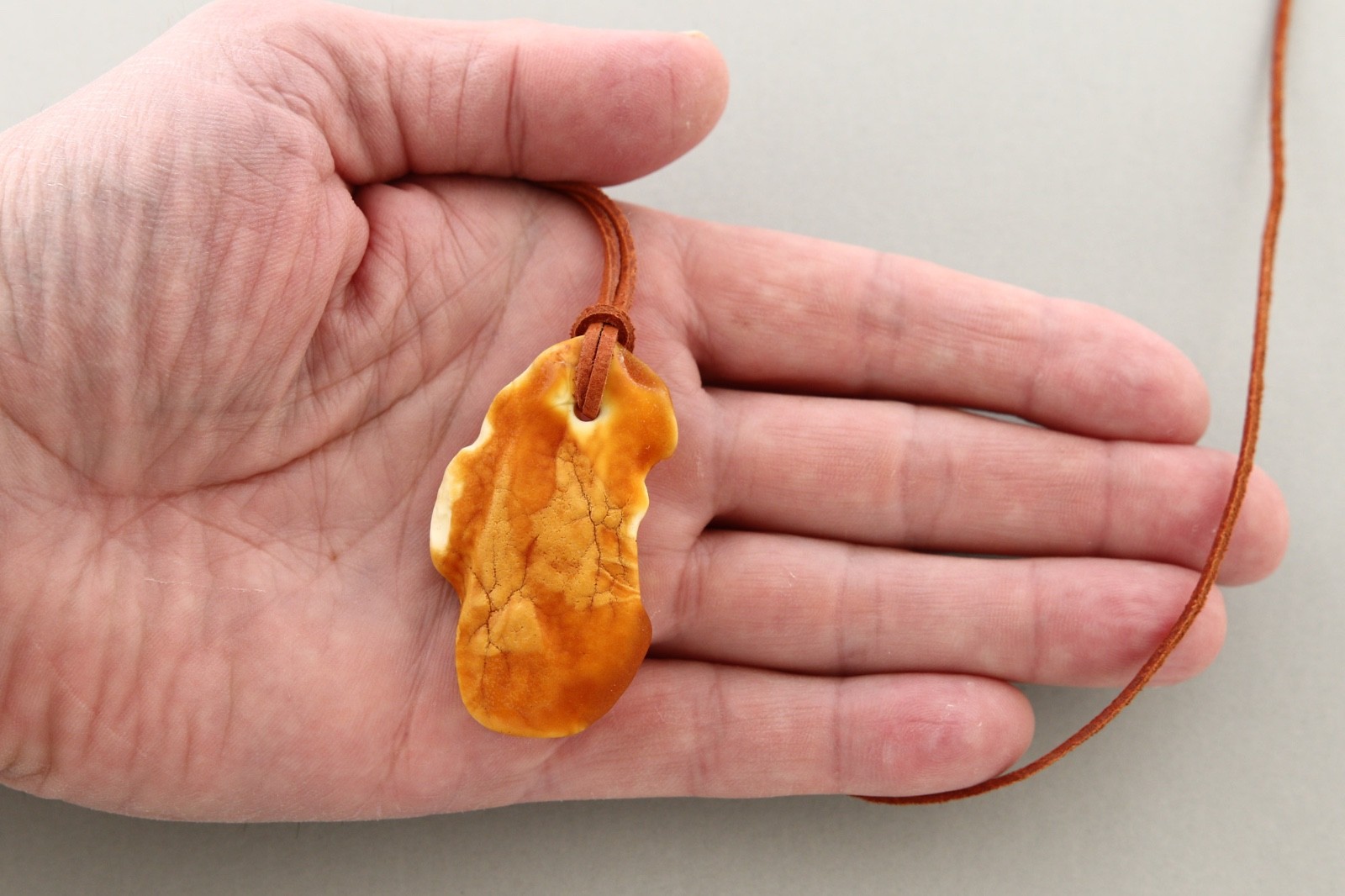 Natural BUTTERSCOTCH Egg Yolk BALTIC AMBER Suede Leather Pendant 9.1g 260429-1