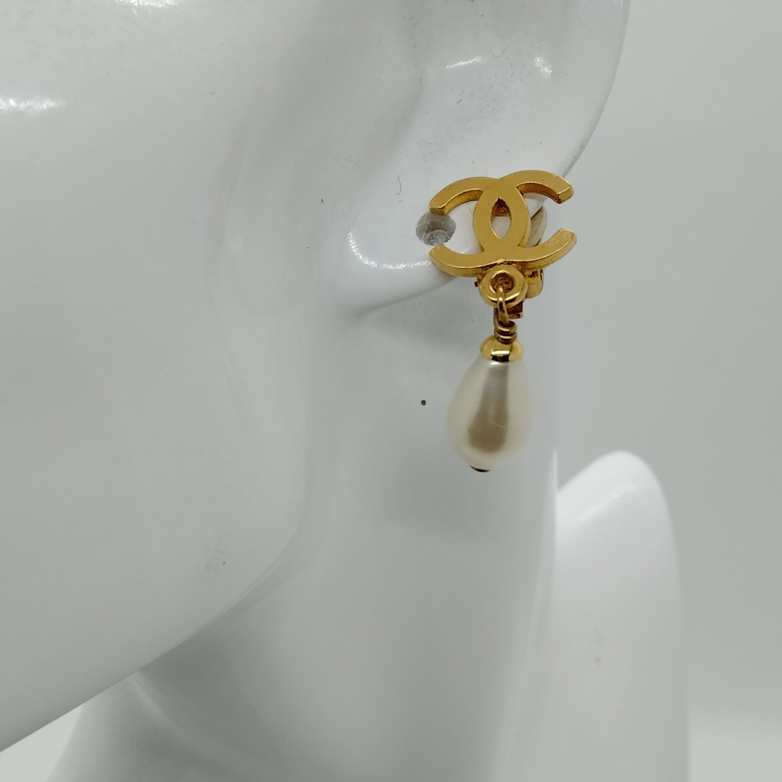 Chanel Earring Gold Whites 96P 2883388