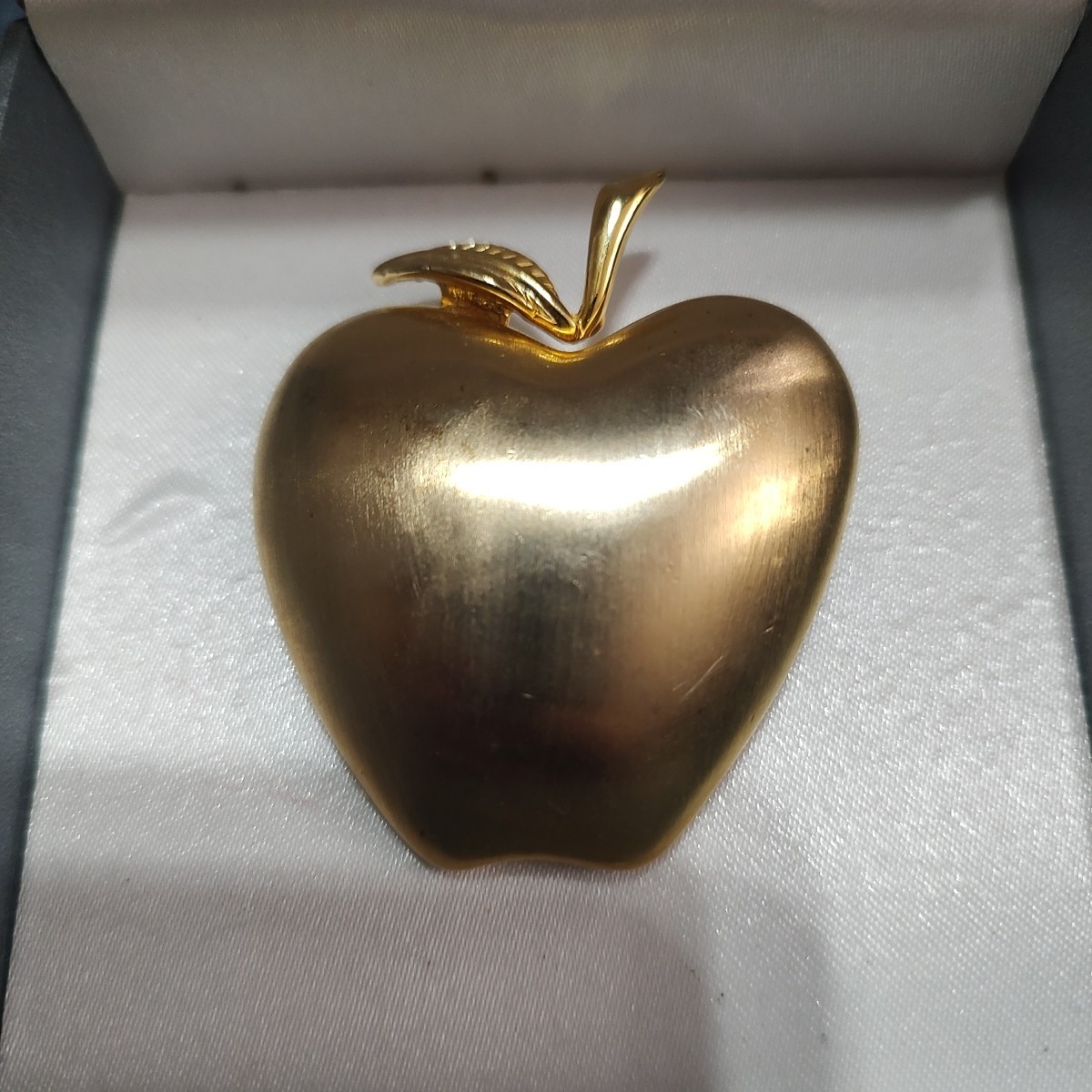 Goldtone Apple Broche oversize design pomme Vintage 1990s Teacher