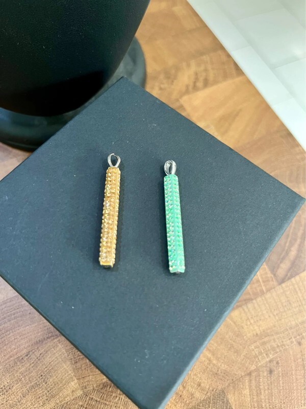 Crystal stick pendants, chain not included. 2 colours available