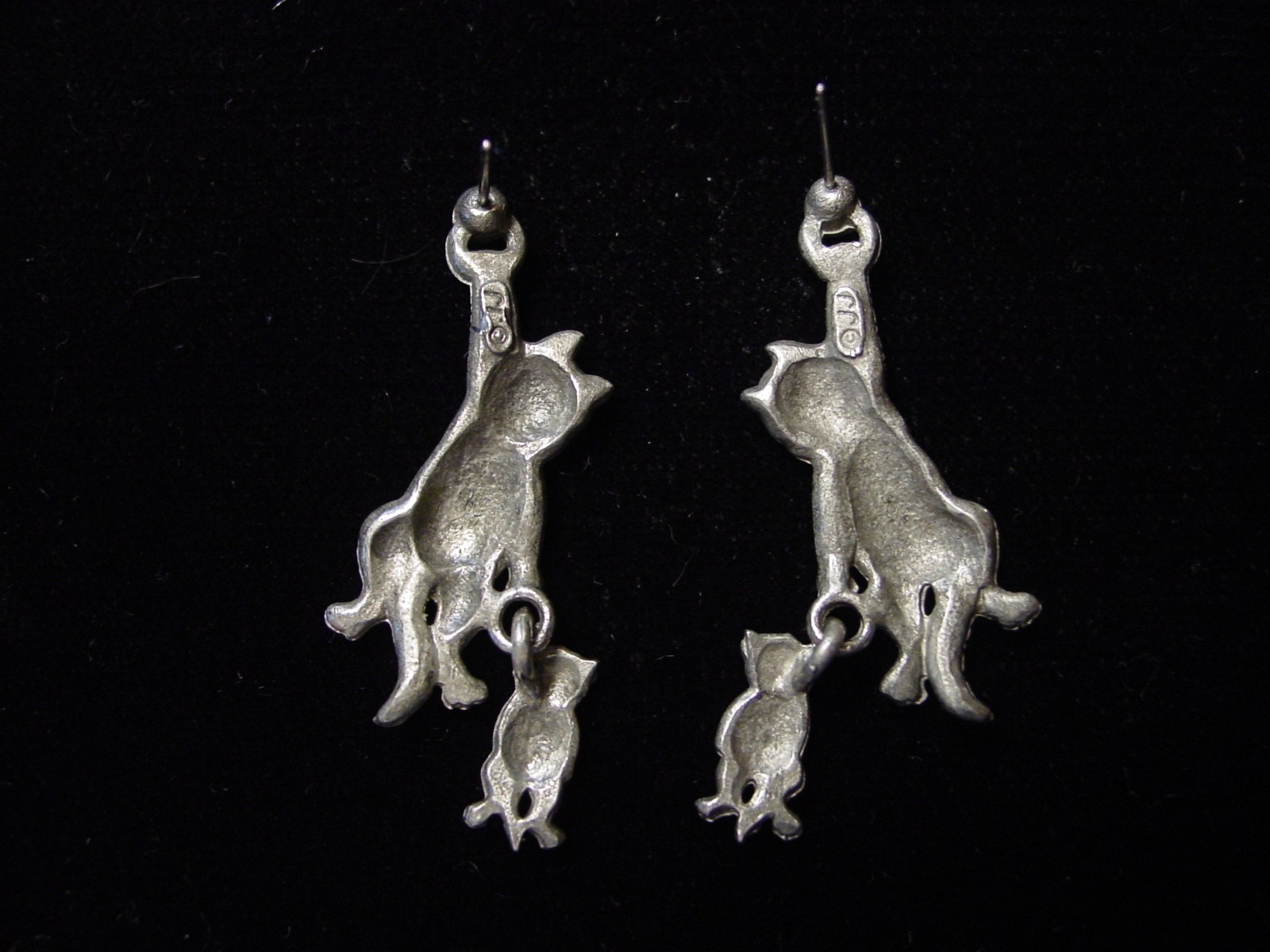 “JJ” Jonette Jewelry Silver Pewter ‘Hanging CAT w/Toy’ Dangle Earrings