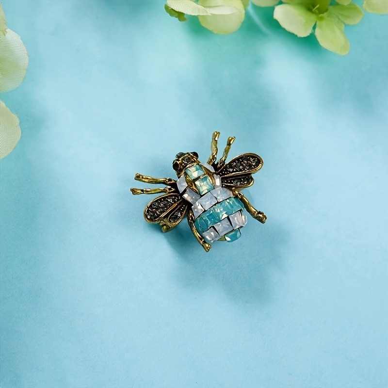 Chic Vintage Bee Brooch with Sparkling Rhinestones Zinc Alloy Animal Pin Women