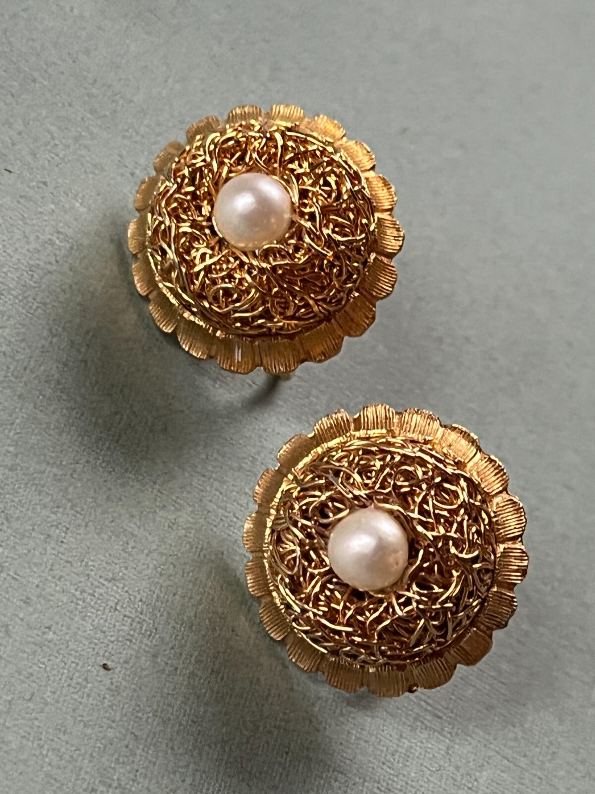 Vintage Scalloped Round Goldtone Nest & Center Faux Pearl Bead Screwback Earring