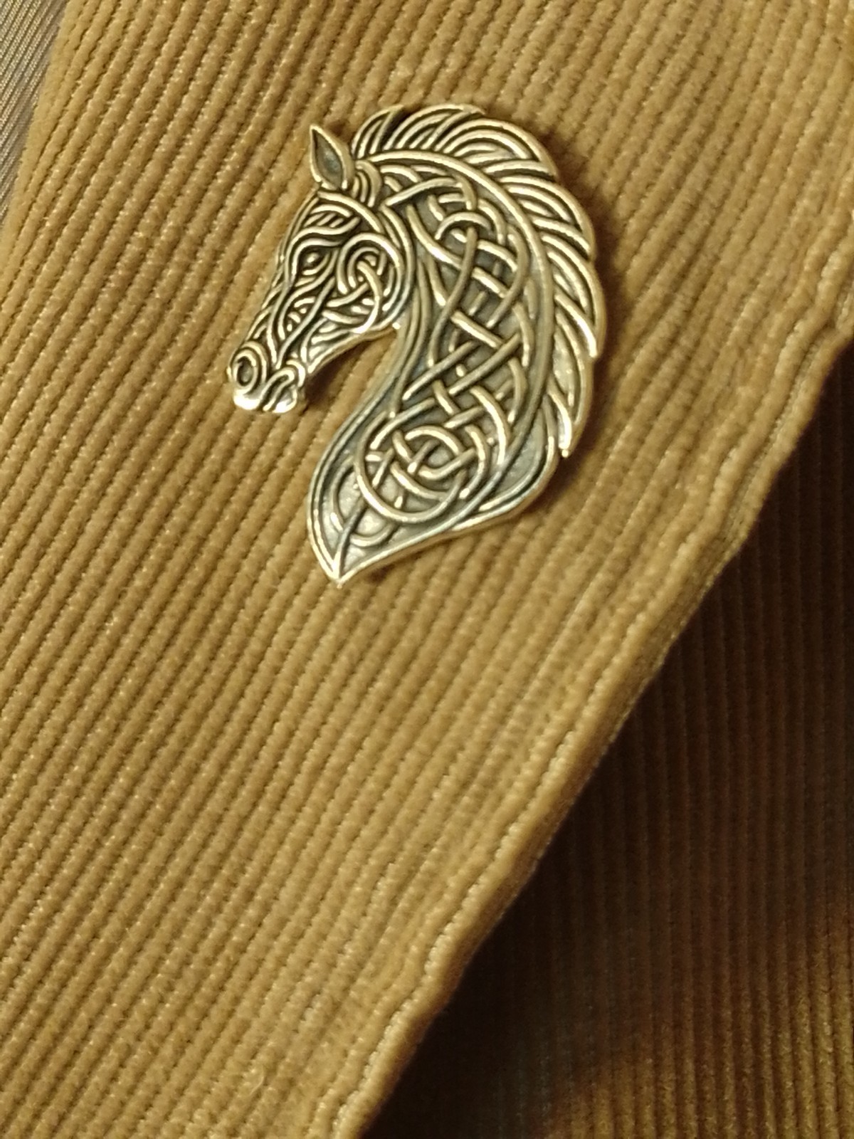 Celtic Horse Brooch – Large 40×35mm Statement Pin in Bronze, Knotwork Design