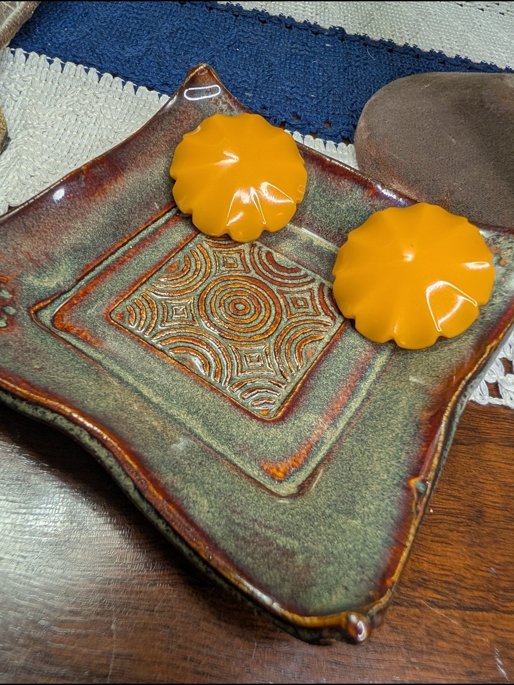 Bakelite Scalloped Edge Round Clip-On Earrings — Butterscotch Yellow
