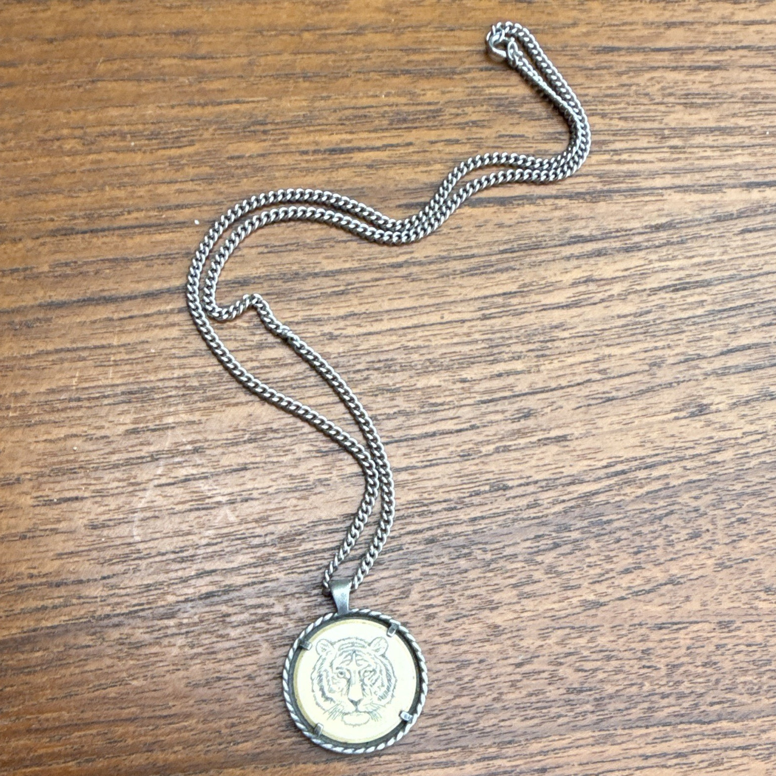 Avon Signed Silver Tone Tiger Round Charm Pendant Necklace Curb Chain Lobster