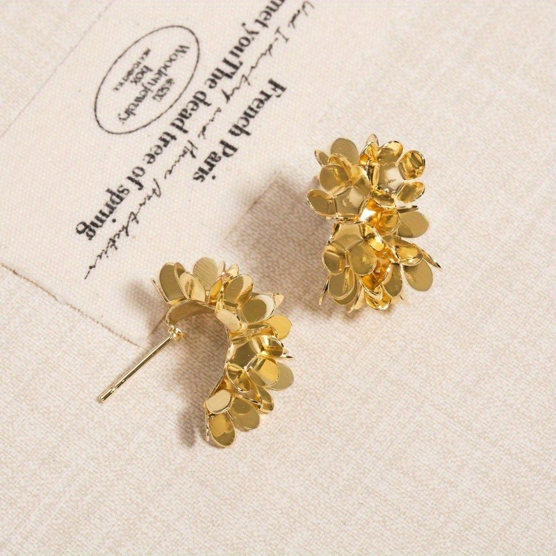 Women’s Golden C-shaped Flower Petal Ear Studs New Fashion Alloy Earrings