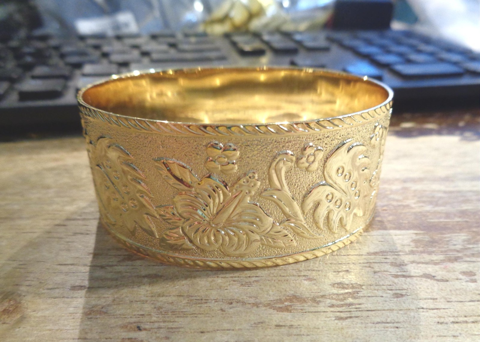 28MM 18K YELLOW GOLD-FILLED COPPER HAWAIIAN TROPICAL HIBISCUS MONSTERA BANGLE