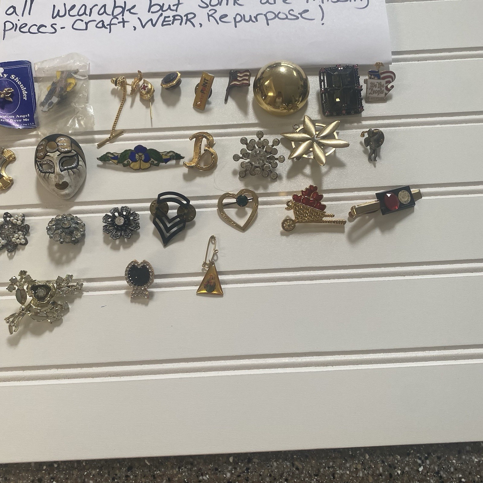 31 Pc Vintage Brooch Pin Lot Mixed Alloy All Different Estate Some Missing Gems