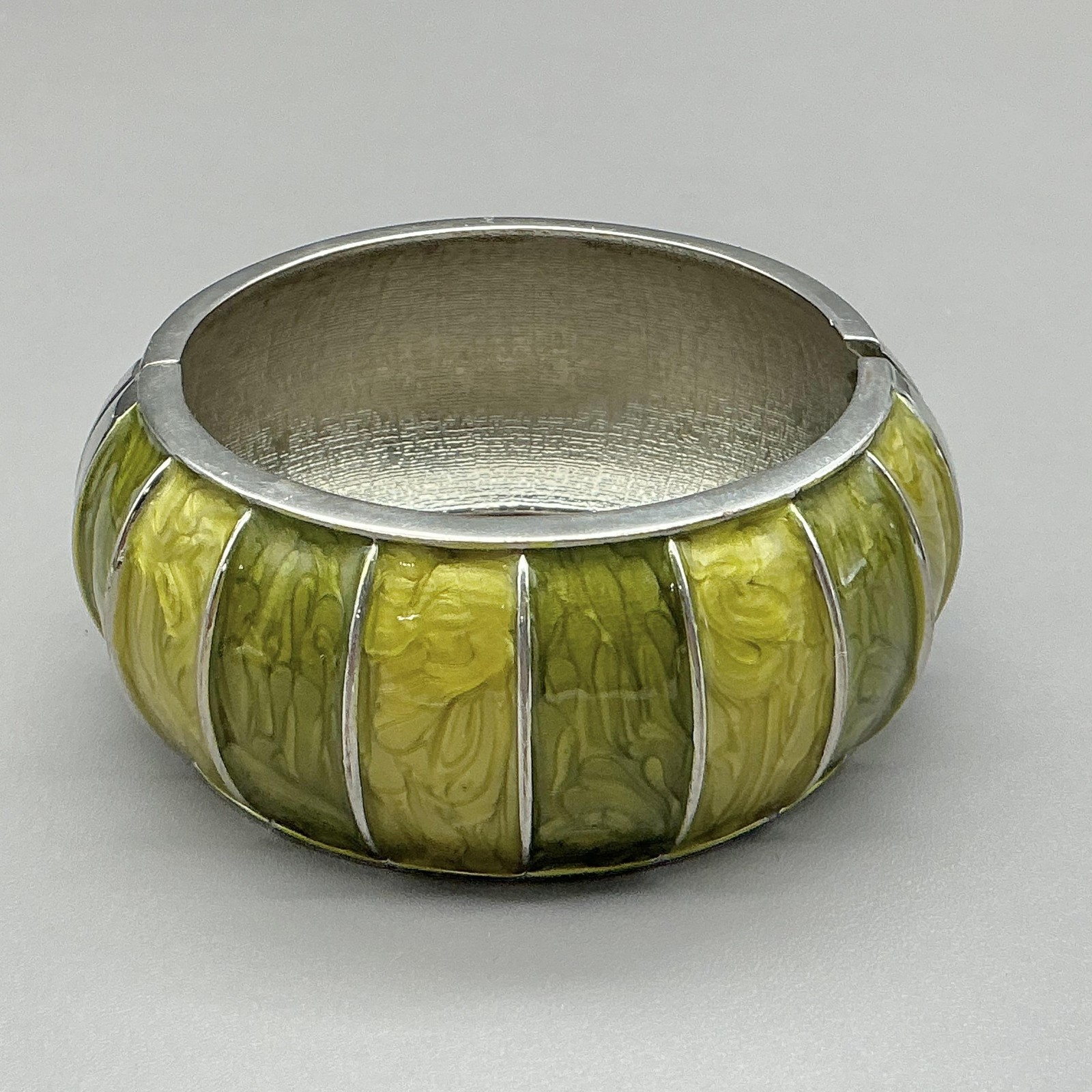 Bracelet Green Resin Wide Bangle Silver Tone Snap Hinged Womens Jewelry 7 Inch