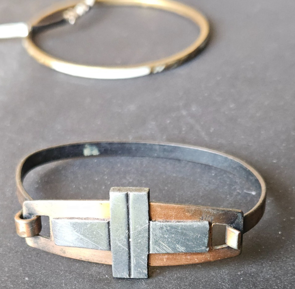 BRACELET / BANGLE LOT. MIXED MATERIALS. MODERN / VINTAGE