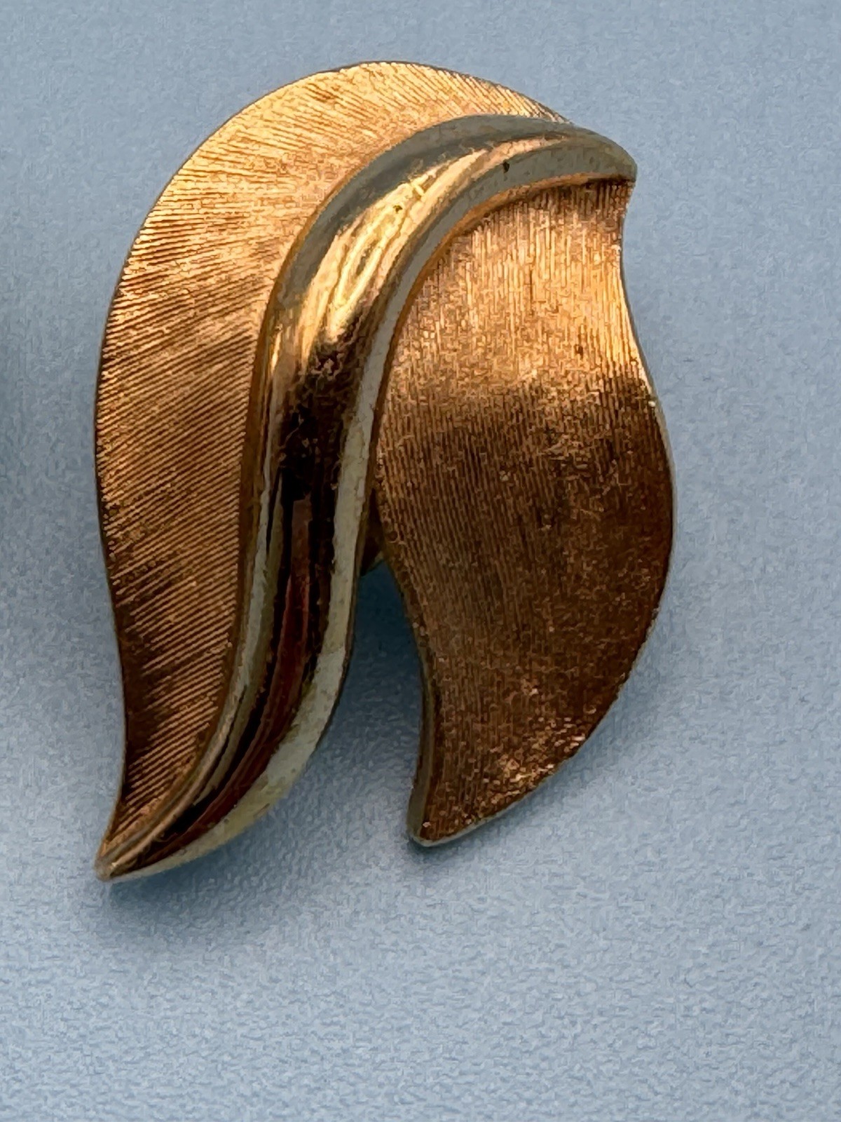 Vintage Crown TRIFARI Gold Tone Leaf Clip On Earrings – 1960s Mid Century Modern