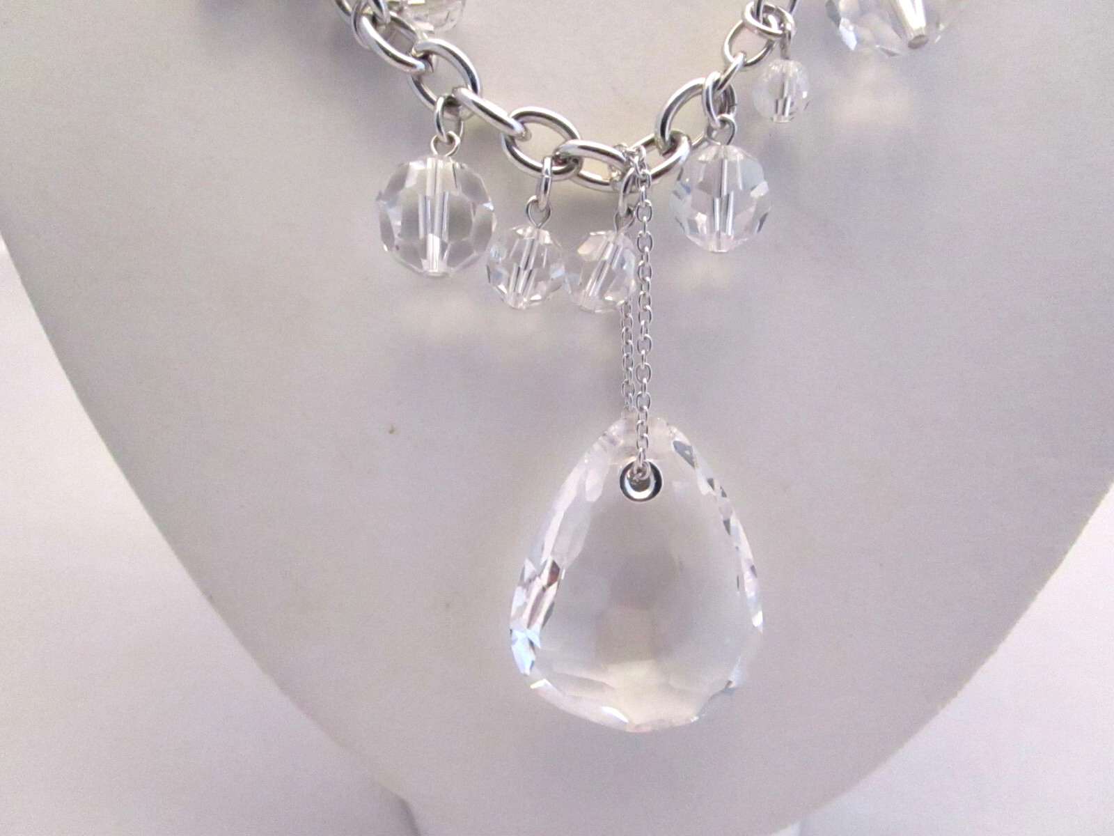SWAROVSKI BOLD CRYSTAL PENDANT GLAM RETRO STATEMENT NECKLACE & BOX – 29 IN