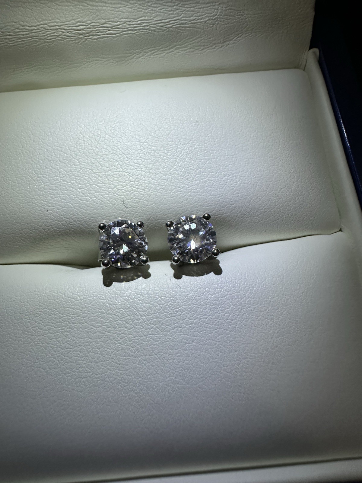 Mossinite stud earrings ￼1.0ct