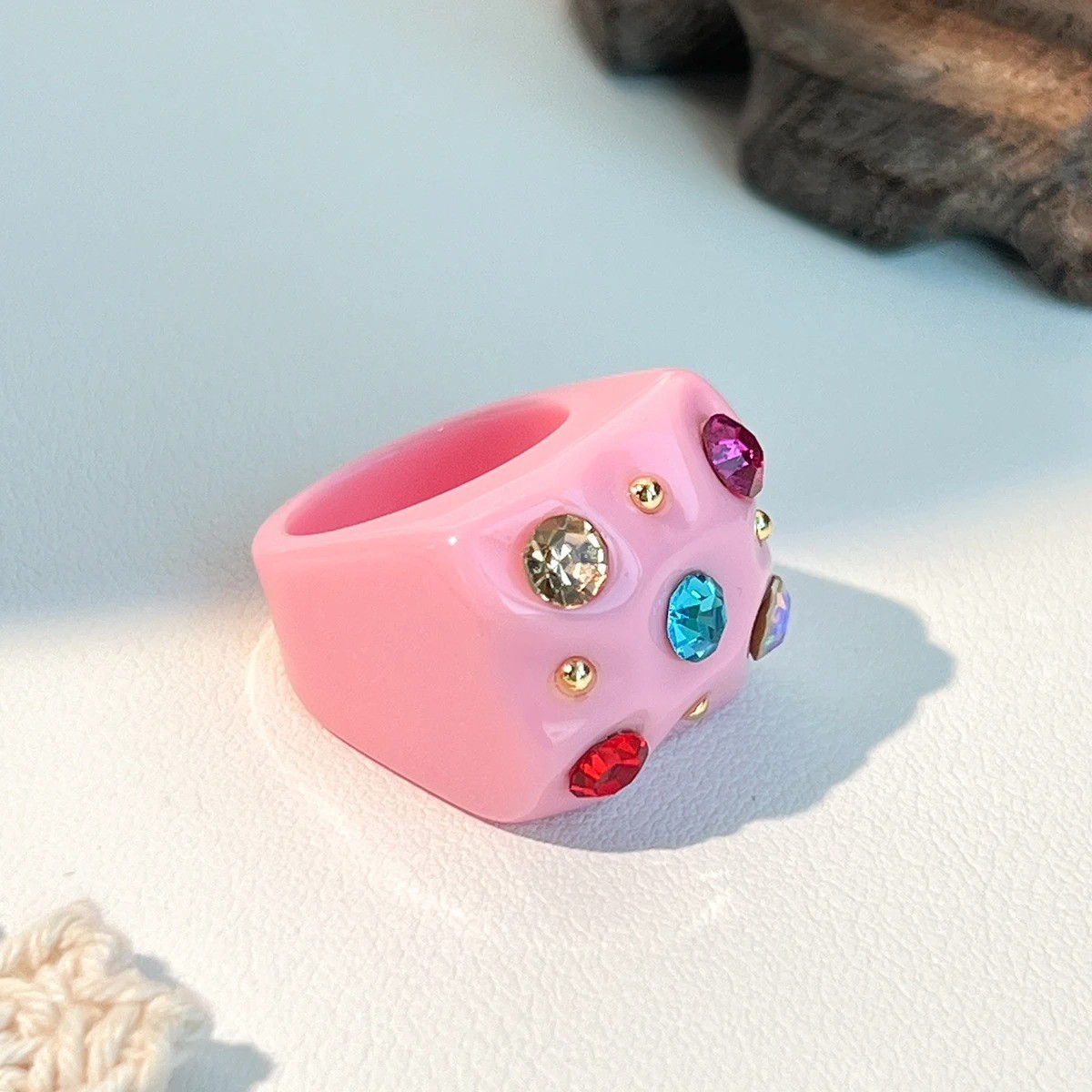 Multicolored resin oil drop ring, oval geometric style, adorned with flowers
