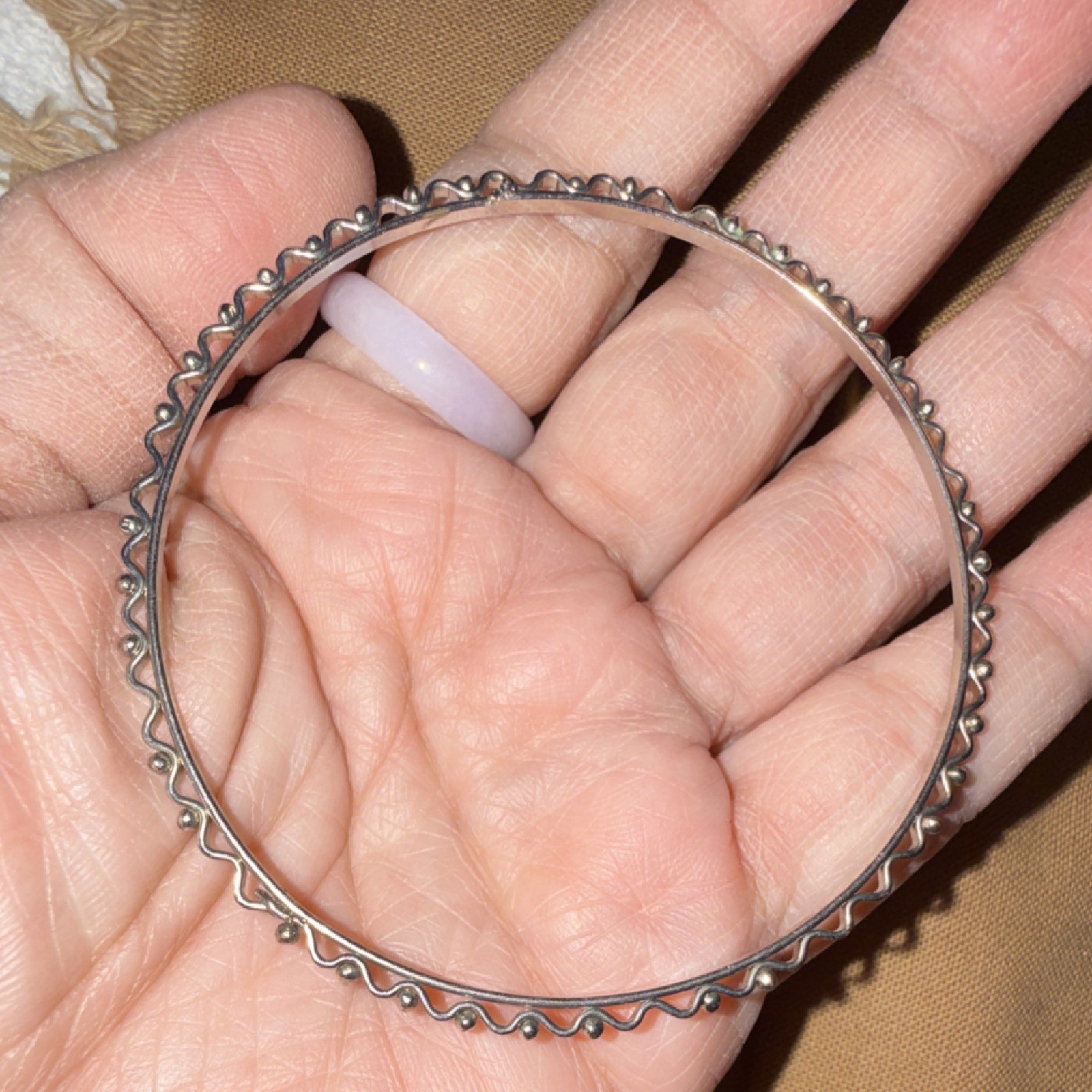 Silver-Tone Scalloped Edge Round Bangle Bracelet Metal No Main/Secondary Stone