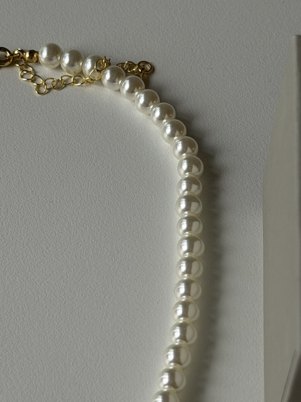 VW Mini Bas Relief Pearl Choker – Gold