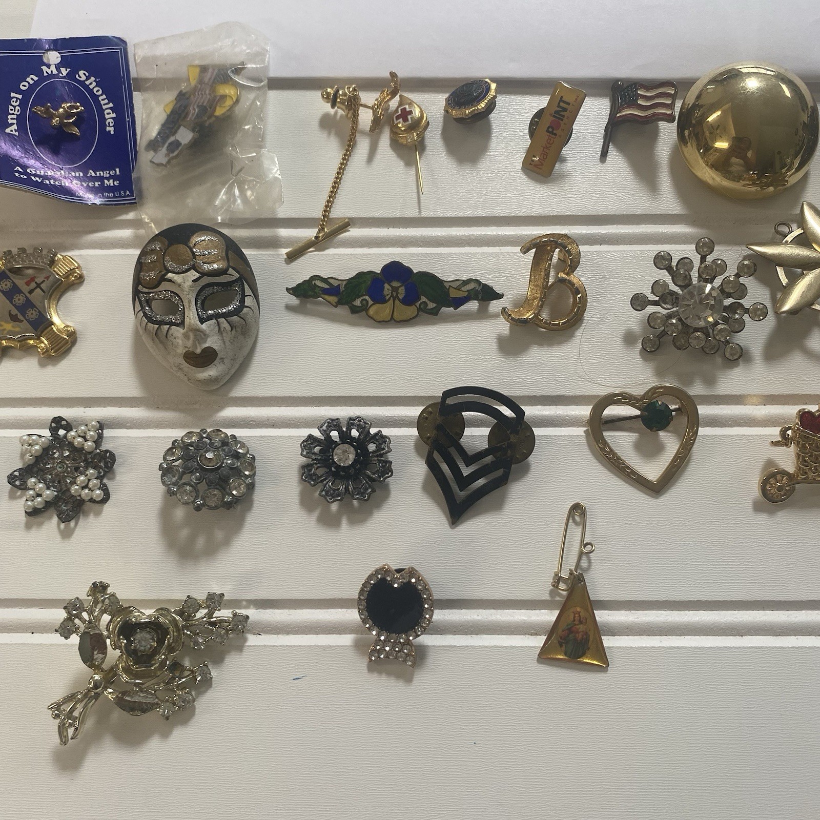 31 Pc Vintage Brooch Pin Lot Mixed Alloy All Different Estate Some Missing Gems