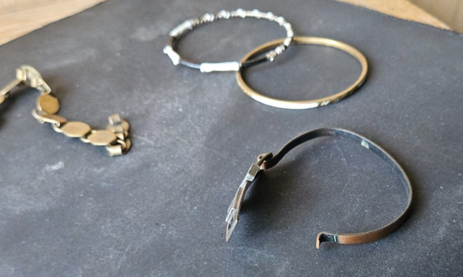 BRACELET / BANGLE LOT. MIXED MATERIALS. MODERN / VINTAGE