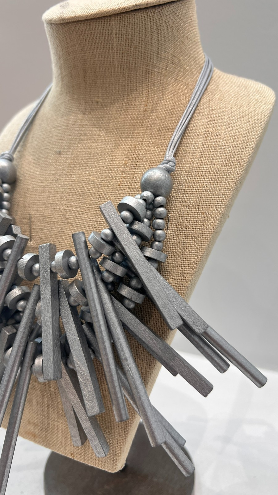 Le streghe statment wood geometric necklace for women in silver/gray ,