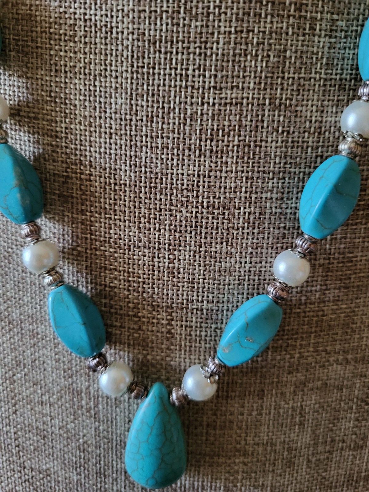 Turquoise-colored synthetic stones and white beads necklace set