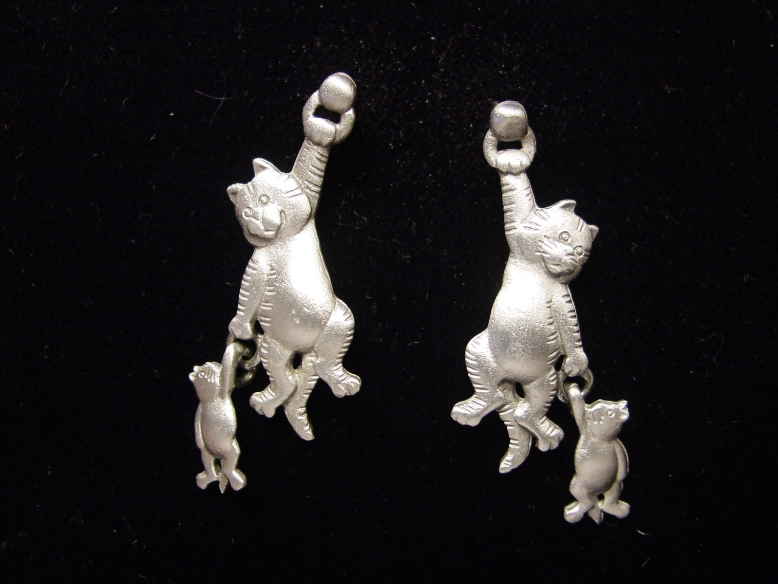 “JJ” Jonette Jewelry Silver Pewter ‘Hanging CAT w/Toy’ Dangle Earrings