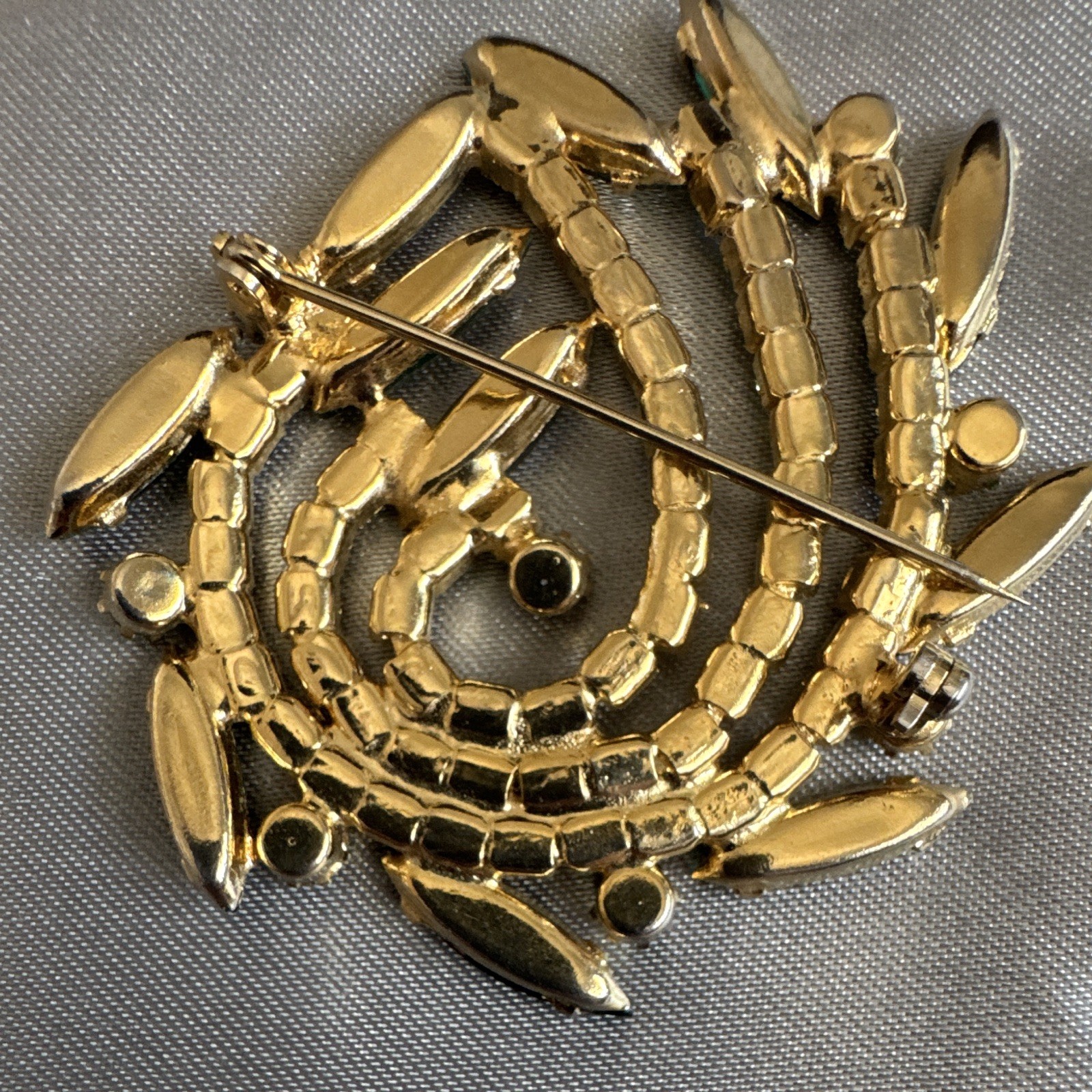Green Rhinestone Swirl Brooch Pin Gold Tone Metal 2″ Marquise Prong Set
