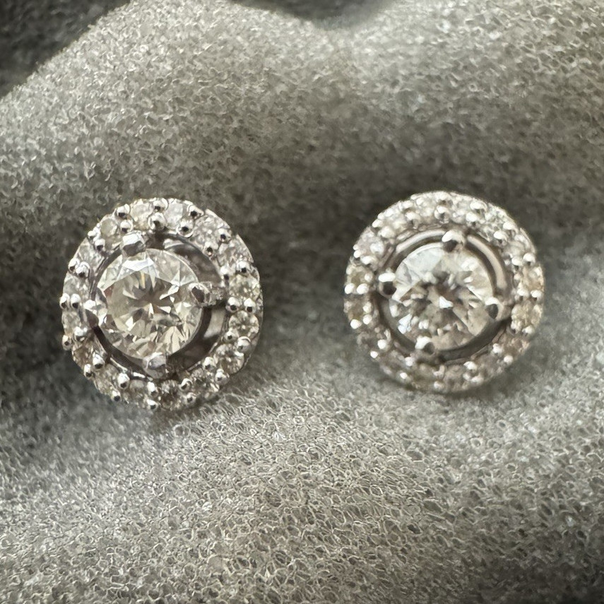 Round Brilliant Cut Diamond Studds