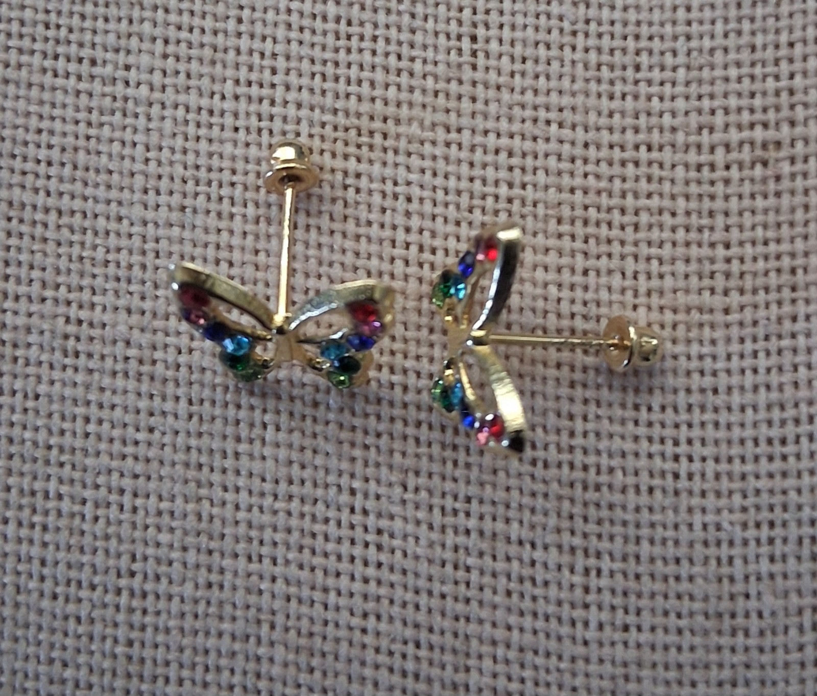 10k gold butterfly screw back stud earrings /arete maripos de oro 10K de rosca.