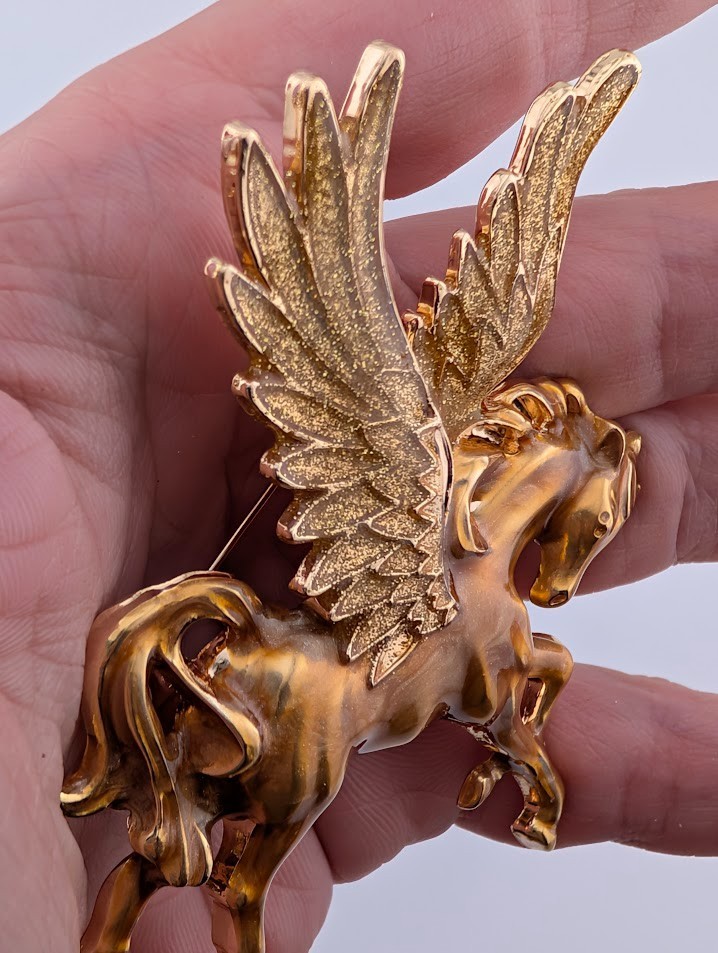 GLITTER-WINGED GOLDEN PEGASUS BROOCH metal enamel flying horse pin unicorn S6
