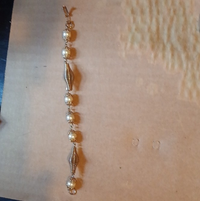 Gold Tone Pearl Beaded Round Link Chain Bracelet.