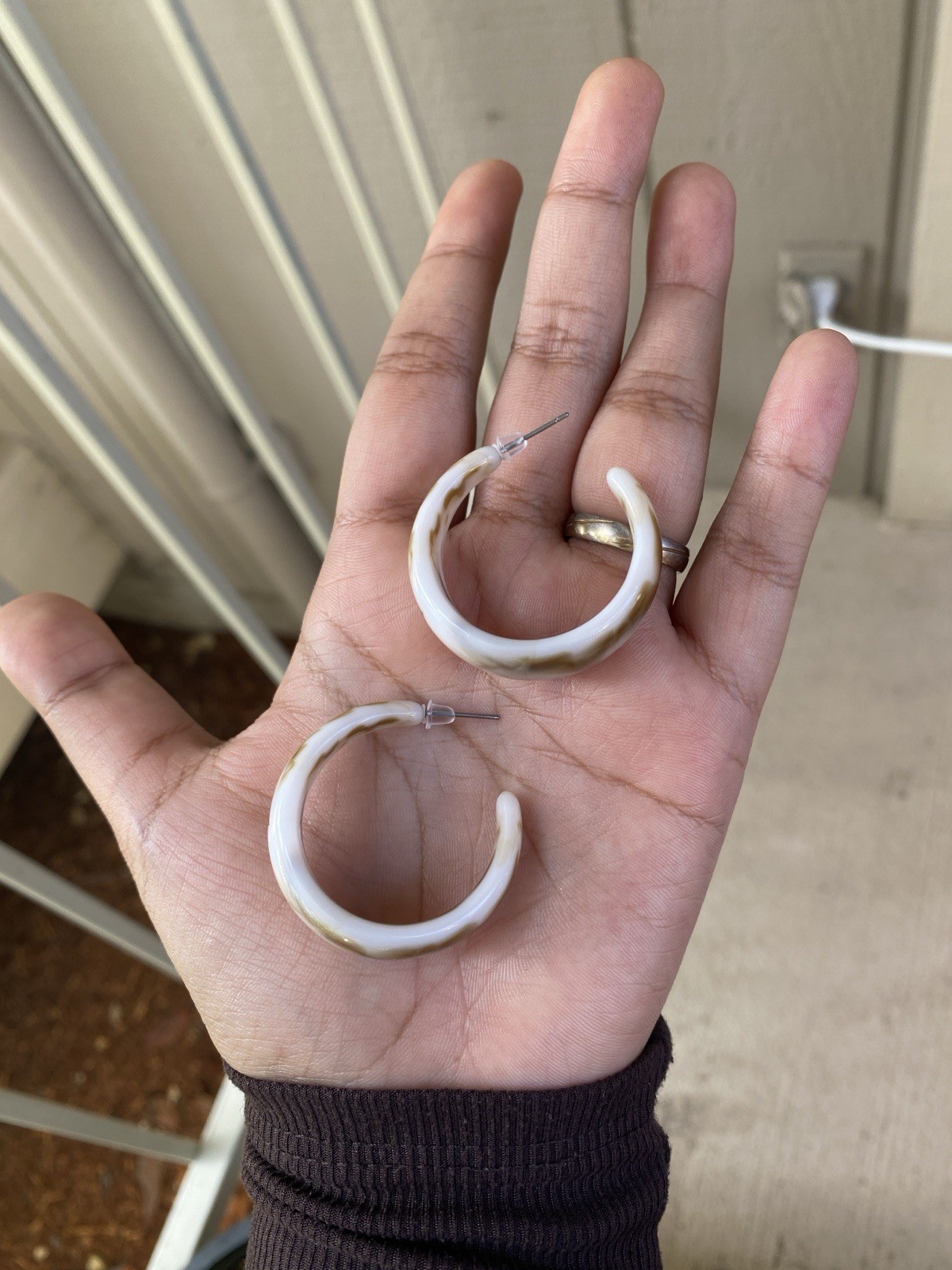 White Resin Round Hoop Earrings for Lobe, Post Back Closure, No Stone, Pair