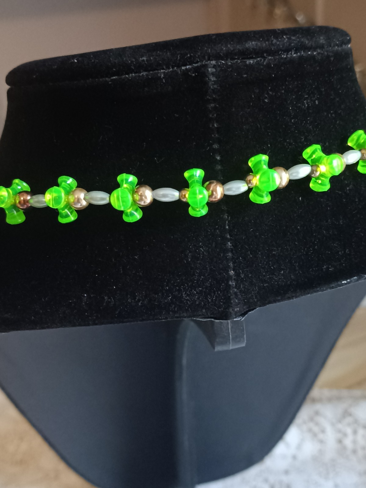 vintage Green Silver Bow-Shaped Beaded Necklace Plastic Metal 16in No Stone