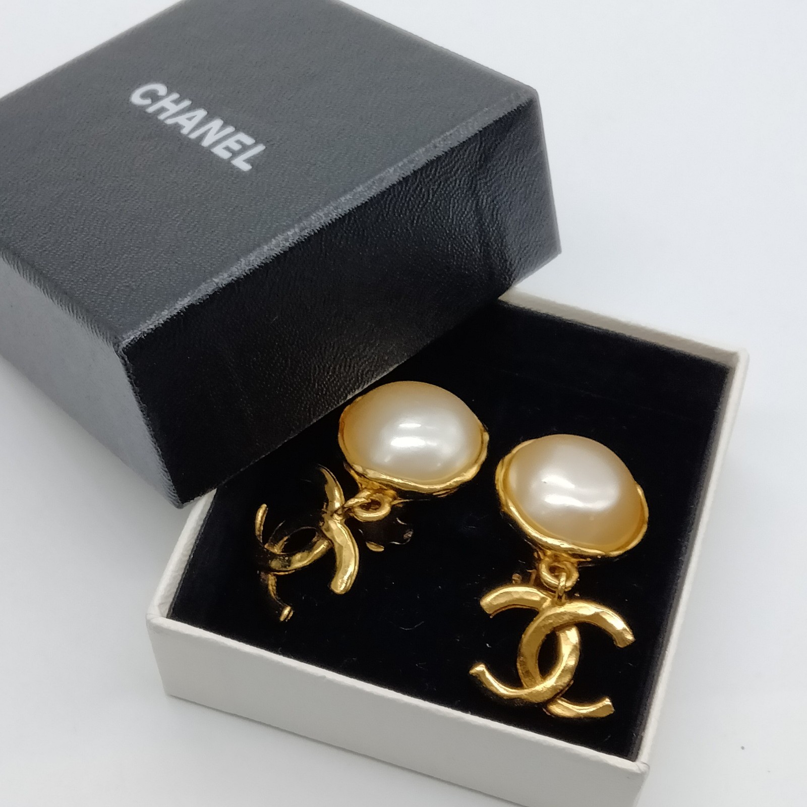 Chanel Earring Gold Whites 94 A 4523858