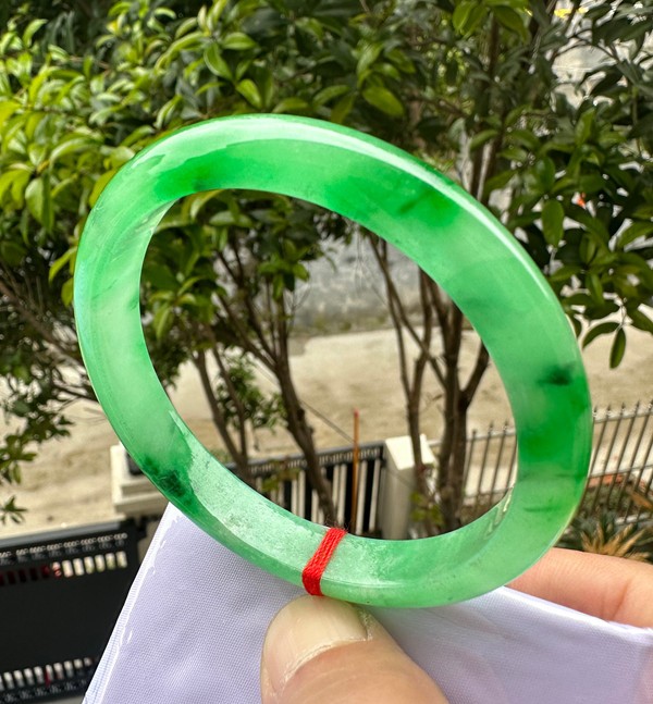 Grade A Natural Green Jadeite Bangle Icy Vivid Green Fine Jewelry Bracelet 59mm